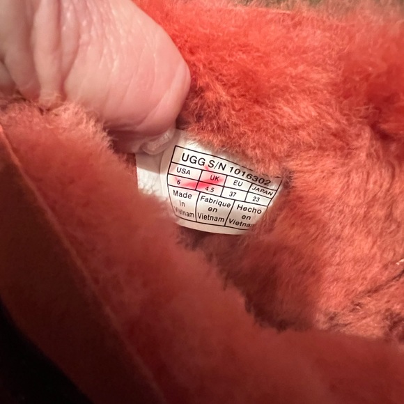 Never Worn Ted Suede UGGS Booties with Faux Fur Lining. Size 6 - Picture 4 of 5